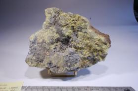 Ferrimolybdite with Molybdenite and Quartz