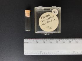 Pyrope, synthetic, Mg2Al2Si3O12  (garnet group)