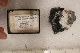 Crednerite with Hydrocerussite