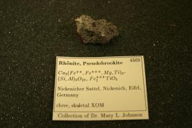 Rh√É¬∂nite, Pseudobrookite