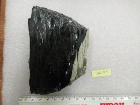 Ilvaite with chlorite included quartz and calcite