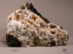 Quartz with CALCITE and molds after anhydrite