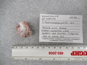 Xonotolite on inesite