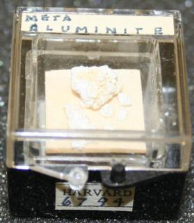 Meta-aluminite