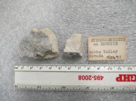 Hydromagnasite on Brucite