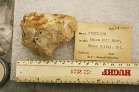 Scheelite in Quartz